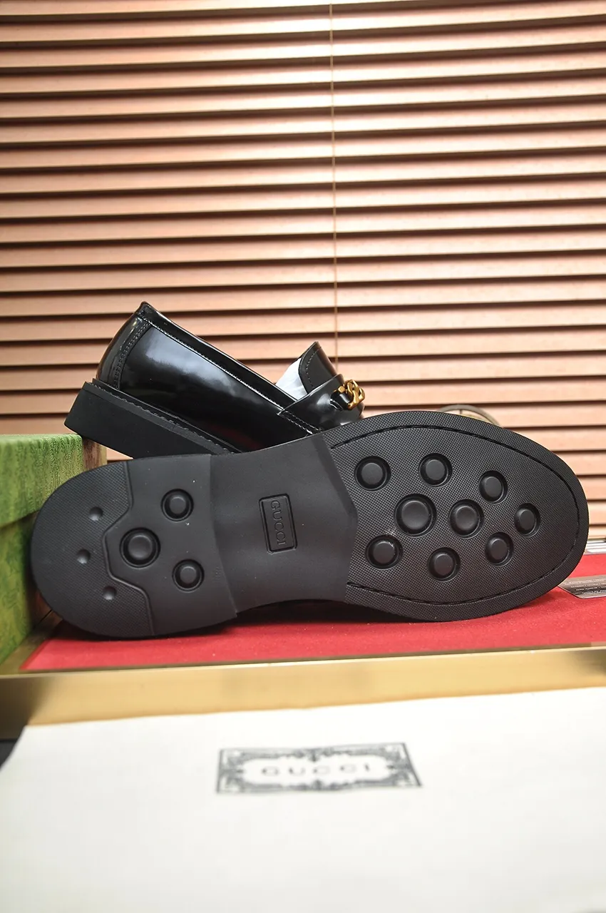 Men's shoes💰540💶Italy's top luxury men's shoe giant (GUCCI) (Gucci) (full cowhide lining) new arrival🍃Original European style🔰 Pleasant to the eye😍In order to make the shoes more durable and non-deformable🌀The production continues to follow traditional methods but there is still no lack of innovation💪Choose original sheepskin for the leather♻️ Smooth and natural And extra bright ⭐Made of imported cowhide, the first choice of rich people 38-45 (45 customized)